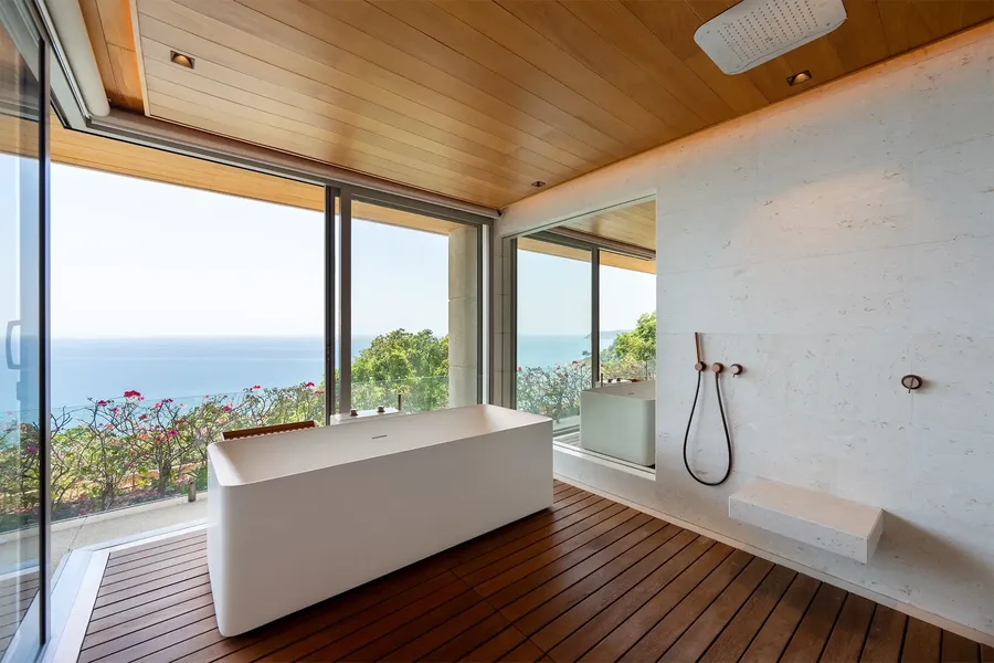 Bedroom 3 bathroom with bathtub and sea view