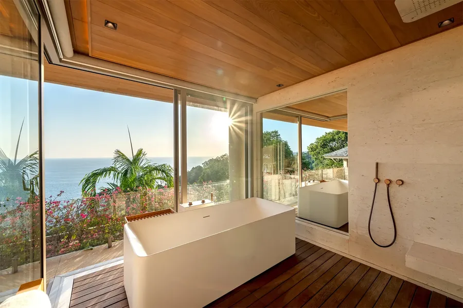 Freestanding bathtub facing the sea