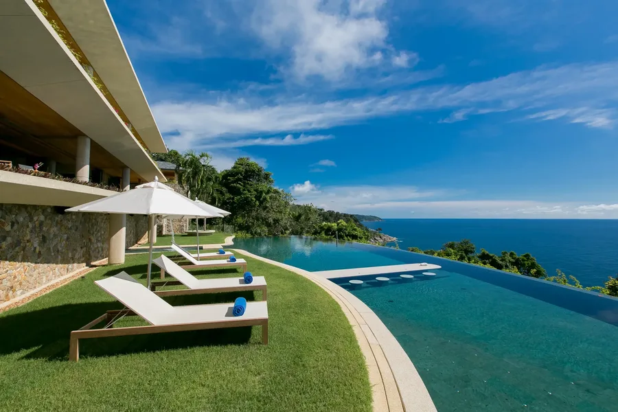 Pool with in-water seats facing the sea