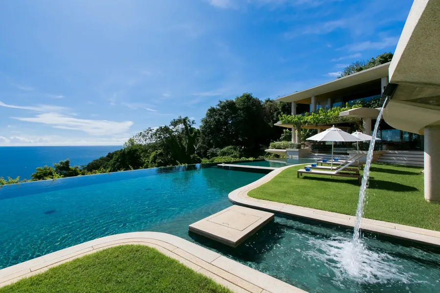 Stepping stones and water feature in the infinity pool